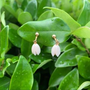 Vintage Pat P. 1968 Gold Color Clip-On Flower Dangly Earrings